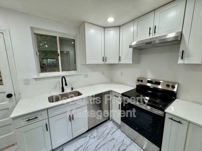 Adorable 2 Bed 1 Bath Home in Brookline W/dedicated office/library space! property image
