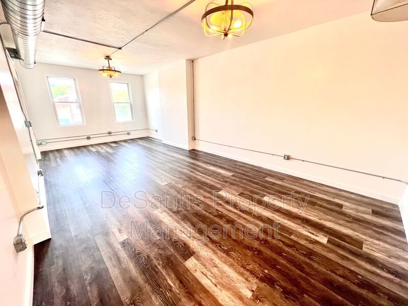 Beaver - Luxury 2 Bedroom, 1 Bathroom, located in downtown shopping district. property image