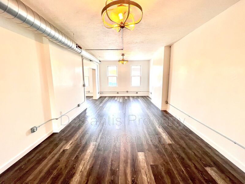 Beaver - Luxury 2 Bedroom, 1 Bathroom, located in downtown shopping district. property image