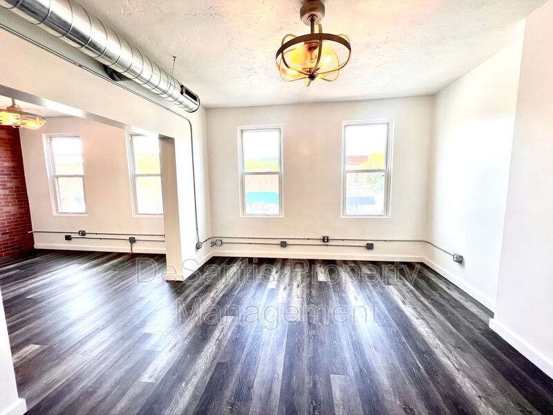 Beaver - Luxury 2 Bedroom, 1 Bathroom, located in downtown shopping district. property image