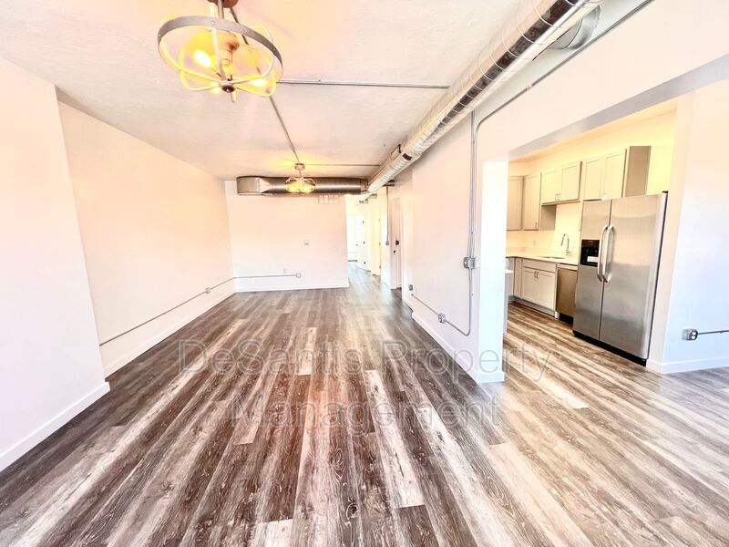 Beaver - Luxury 2 Bedroom, 1 Bathroom, located in downtown shopping district. property image