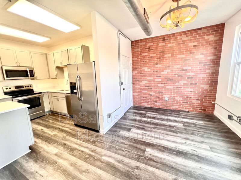 Beaver - Luxury 2 Bedroom, 1 Bathroom, located in downtown shopping district. property image