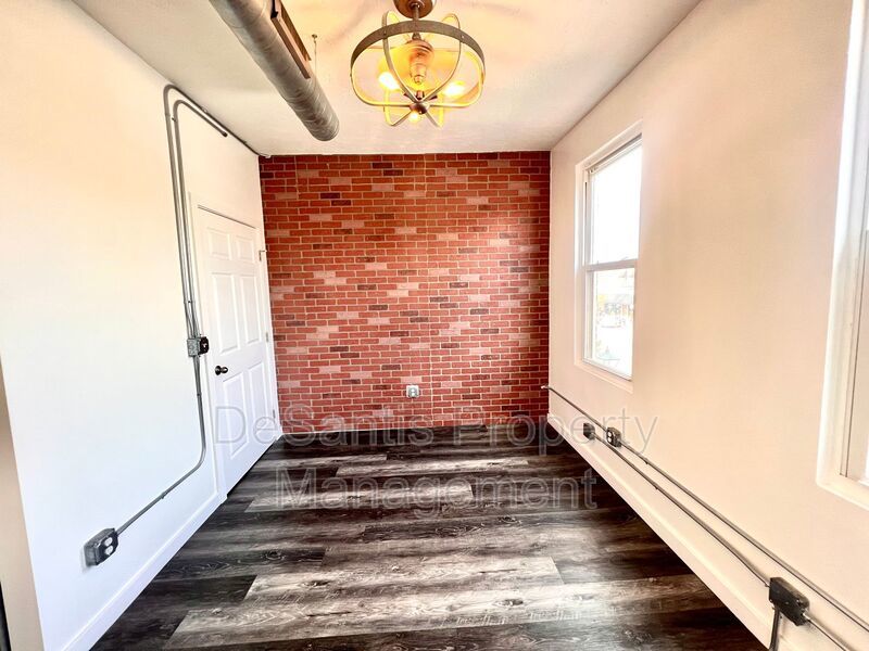 Beaver - Luxury 2 Bedroom, 1 Bathroom, located in downtown shopping district. property image