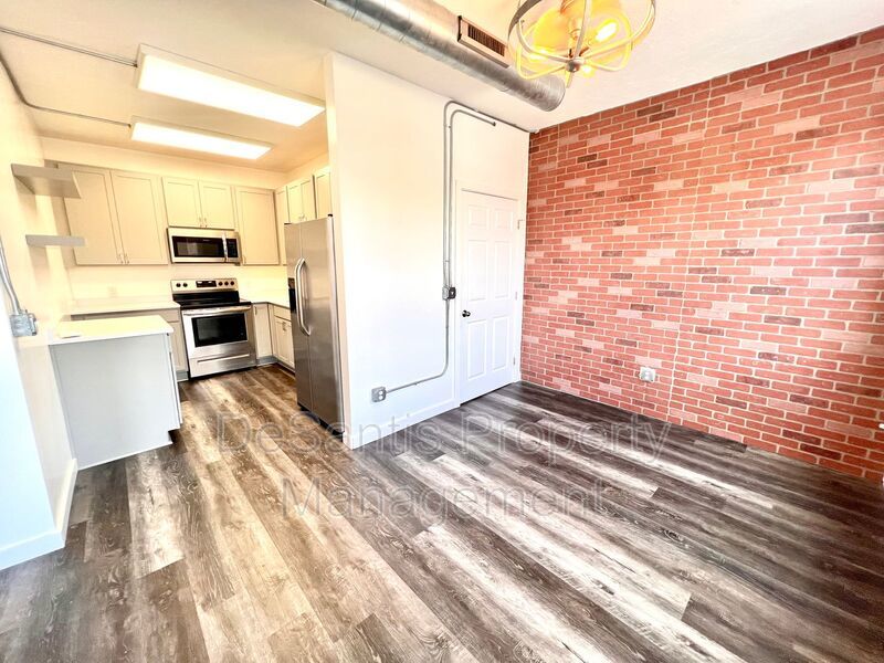Beaver - Luxury 2 Bedroom, 1 Bathroom, located in downtown shopping district. property image