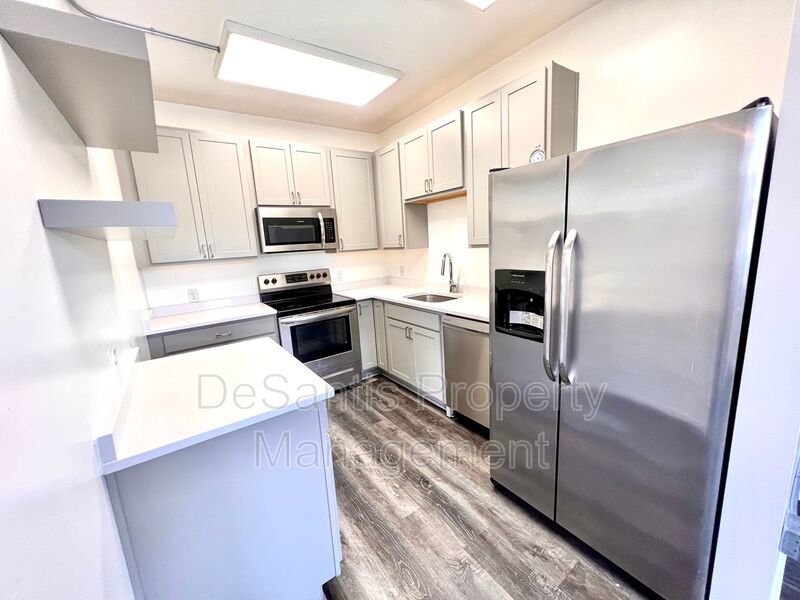 Beaver - Luxury 2 Bedroom, 1 Bathroom, located in downtown shopping district. property image