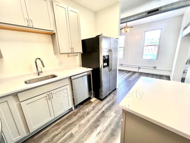 Beaver - Luxury 2 Bedroom, 1 Bathroom, located in downtown shopping district. property image