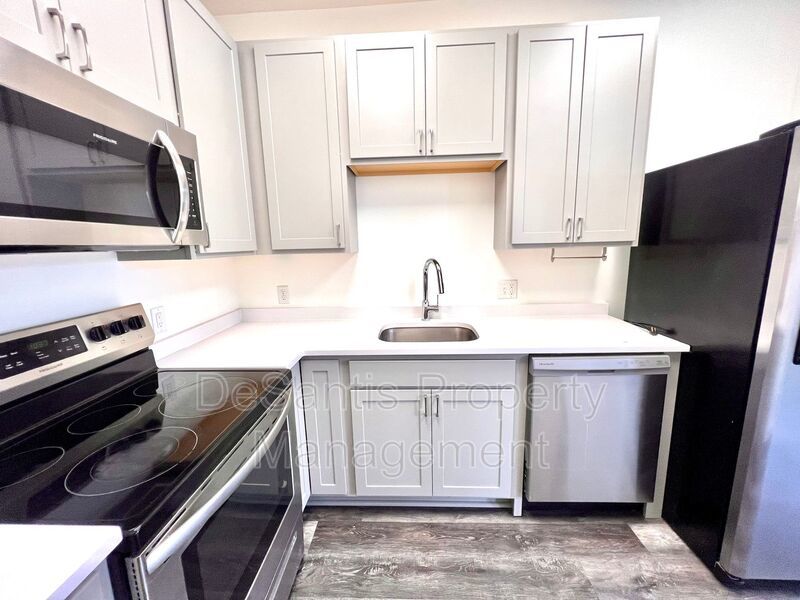 Beaver - Luxury 2 Bedroom, 1 Bathroom, located in downtown shopping district. property image