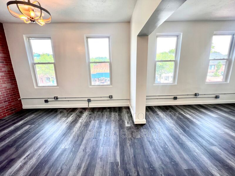 Beaver - Luxury 2 Bedroom, 1 Bathroom, located in downtown shopping district. property image