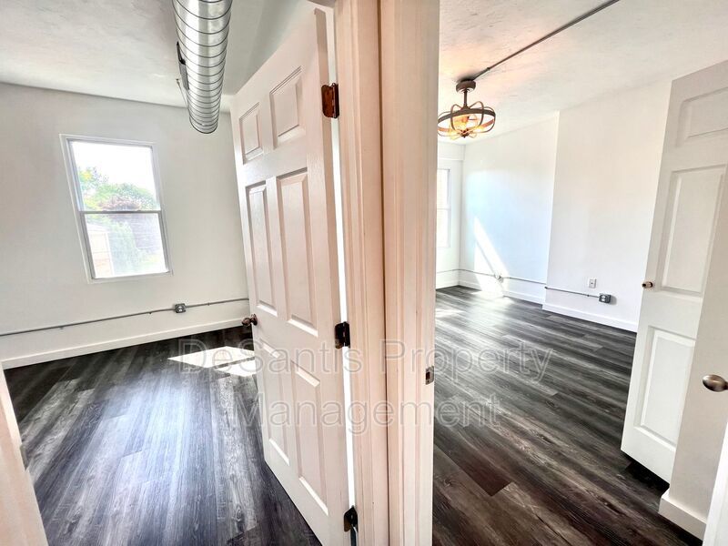 Beaver - Luxury 2 Bedroom, 1 Bathroom, located in downtown shopping district. property image