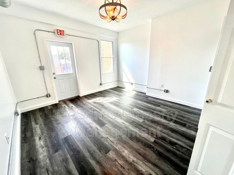 Beaver - Luxury 2 Bedroom, 1 Bathroom, located in downtown shopping district. property image
