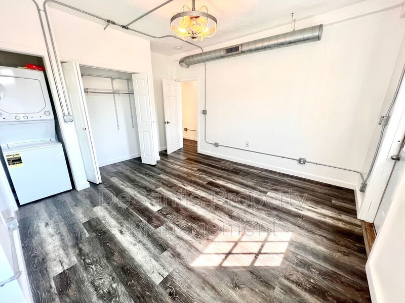 Beaver - Luxury 2 Bedroom, 1 Bathroom, located in downtown shopping district. property image