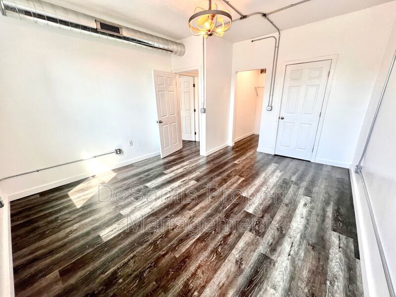 Beaver - Luxury 2 Bedroom, 1 Bathroom, located in downtown shopping district. property image