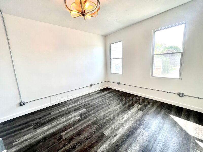 Beaver - Luxury 2 Bedroom, 1 Bathroom, located in downtown shopping district. property image