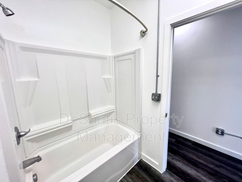 Beaver - Luxury 2 Bedroom, 1 Bathroom, located in downtown shopping district. property image