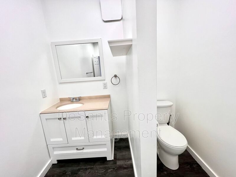 Beaver - Luxury 2 Bedroom, 1 Bathroom, located in downtown shopping district. property image