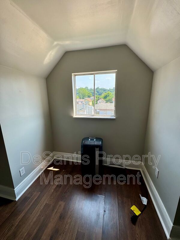 Spacious and Well Maintained 5 bed Apt in New Kensington! property image