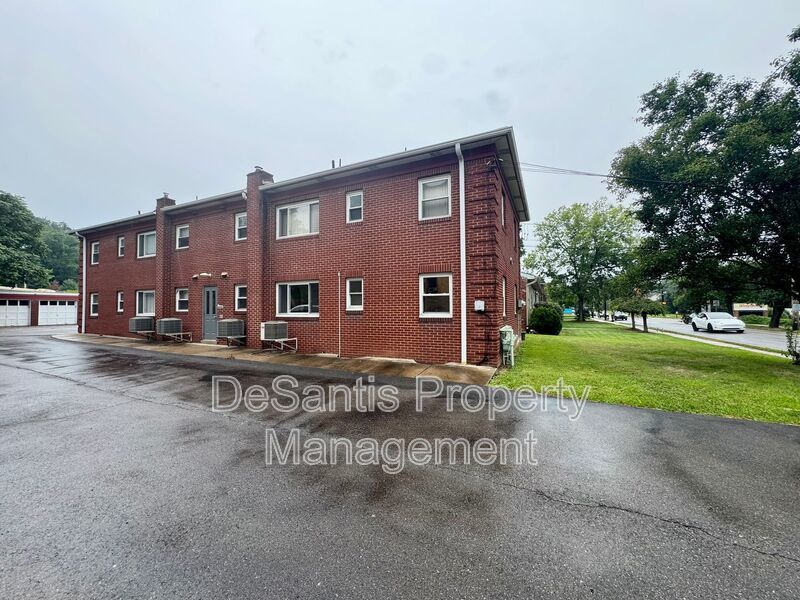 Charming 2 Bed 1 Bath Apt in Crafton! property image