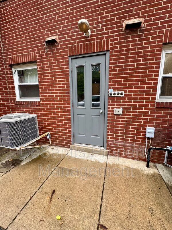 Charming 2 Bed 1 Bath Apt in Crafton! property image