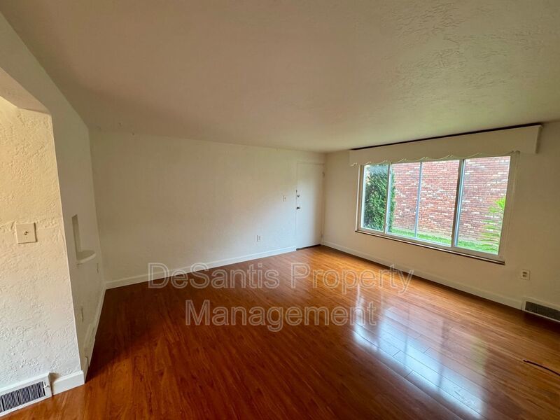 Charming 2 Bed 1 Bath Apt in Crafton! property image