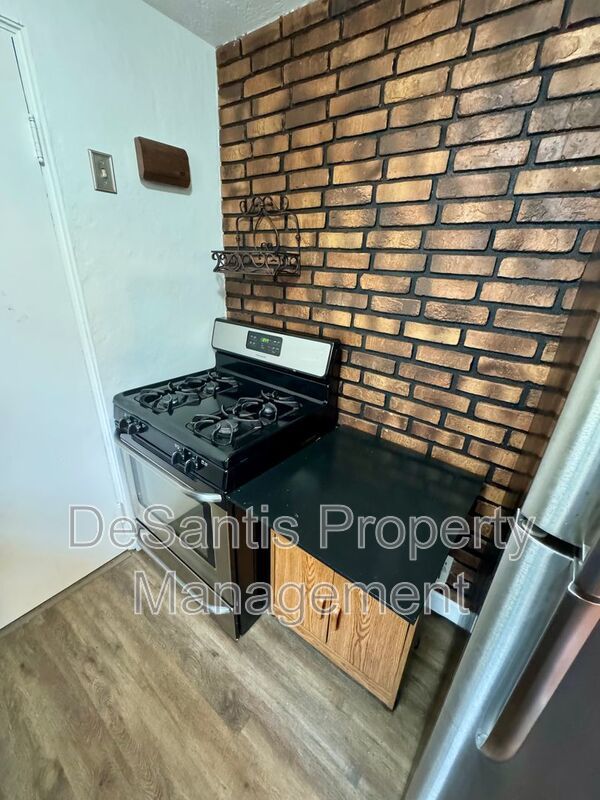 Charming 2 Bed 1 Bath Apt in Crafton! property image