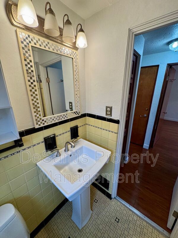 Charming 2 Bed 1 Bath Apt in Crafton! property image