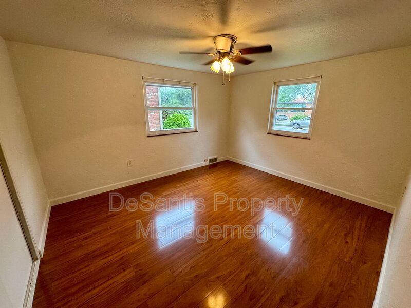 Charming 2 Bed 1 Bath Apt in Crafton! property image