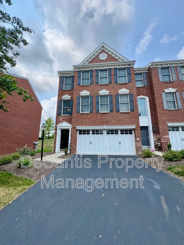 Move-In Ready Wexford Home Featuring Modern Updates and an Attached Two-Car property image