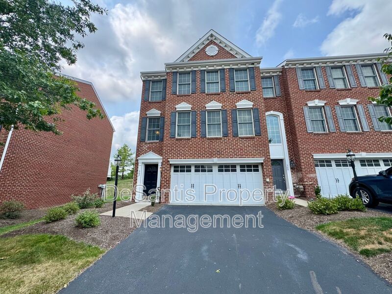 Move-In Ready Wexford Home Featuring Modern Updates and an Attached Two-Car property image
