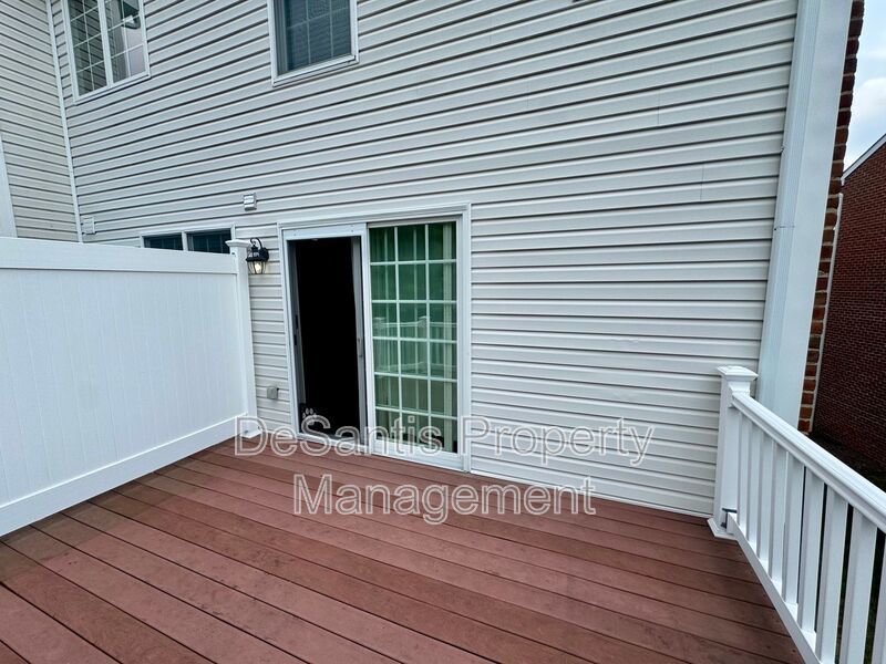 Move-In Ready Wexford Home Featuring Modern Updates and an Attached Two-Car property image
