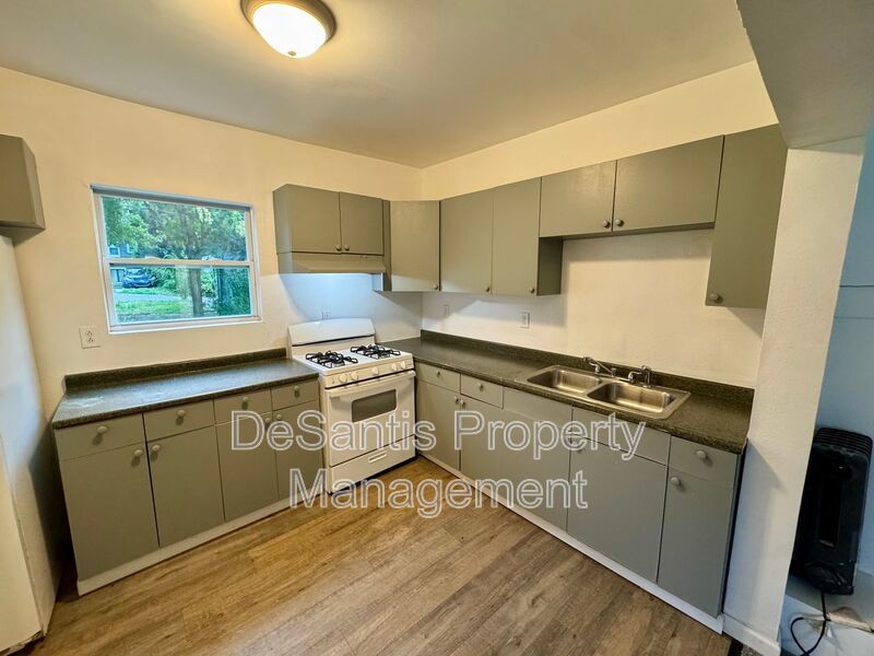Charming 3 Bed 1 Bath Home! Recently Updated! property image