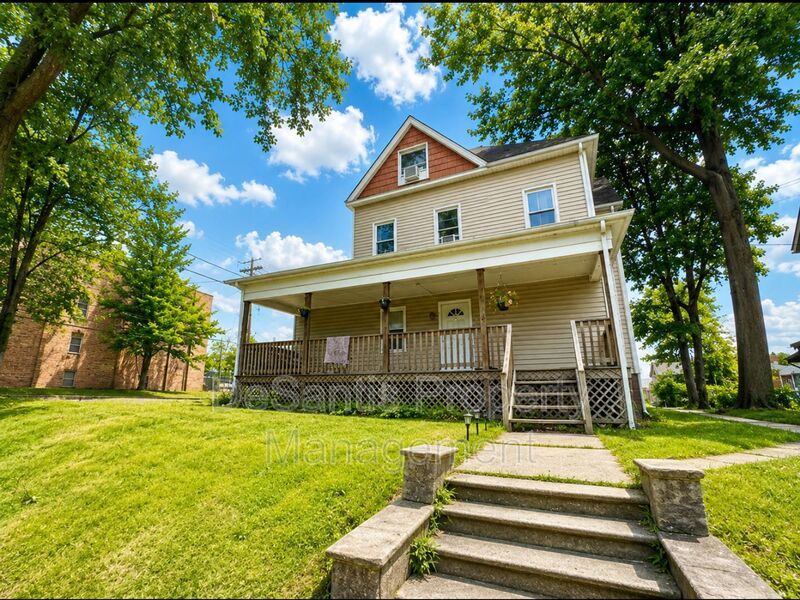 Charming Bellevue 1-Bedroom with Private Entry, Deck & Off-Street Parking! property image