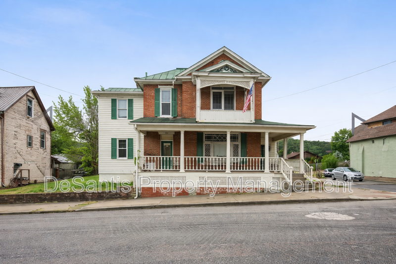1 bed 1 bath upper-floor apartment with a private entrance in Waynesburg, PA property image