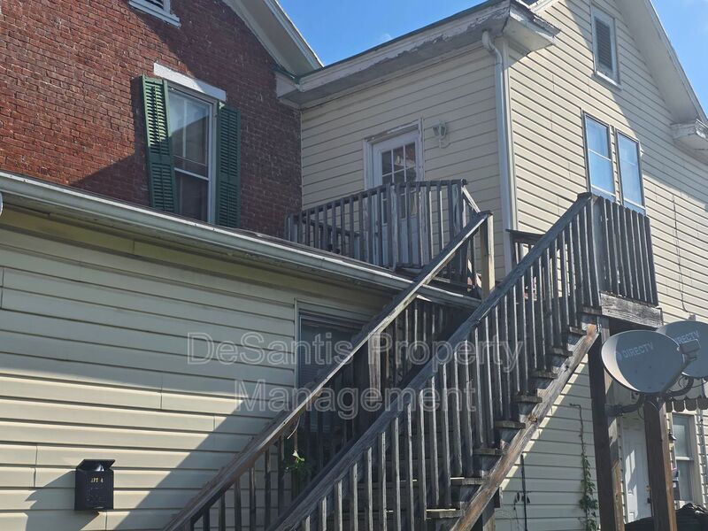 1 bed 1 bath upper-floor apartment with a private entrance in Waynesburg, PA property image