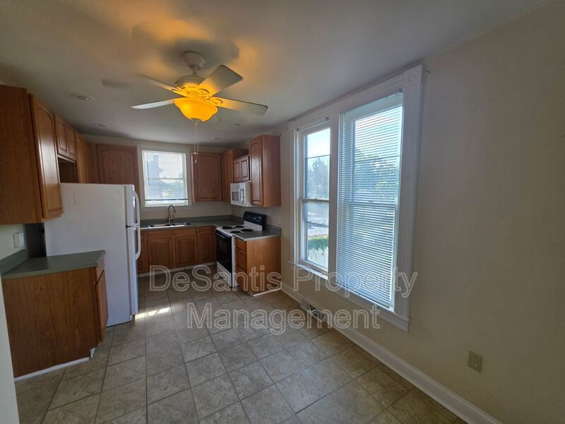 1 bed 1 bath upper-floor apartment with a private entrance in Waynesburg, PA property image