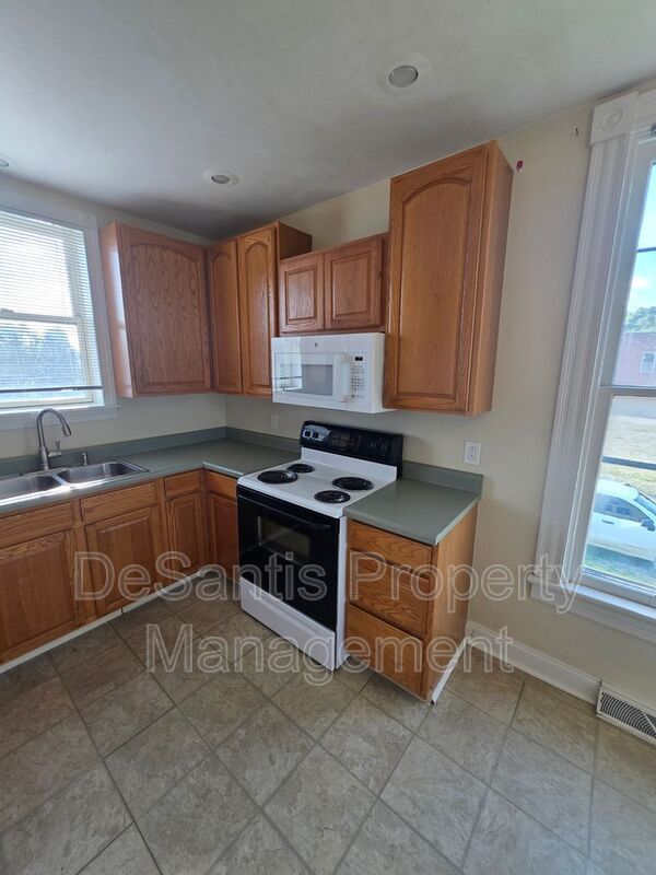 1 bed 1 bath upper-floor apartment with a private entrance in Waynesburg, PA property image