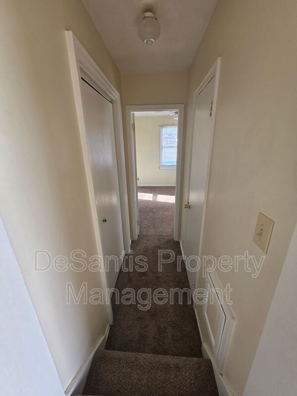 1 bed 1 bath upper-floor apartment with a private entrance in Waynesburg, PA property image