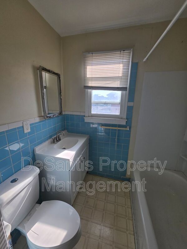1 bed 1 bath upper-floor apartment with a private entrance in Waynesburg, PA property image