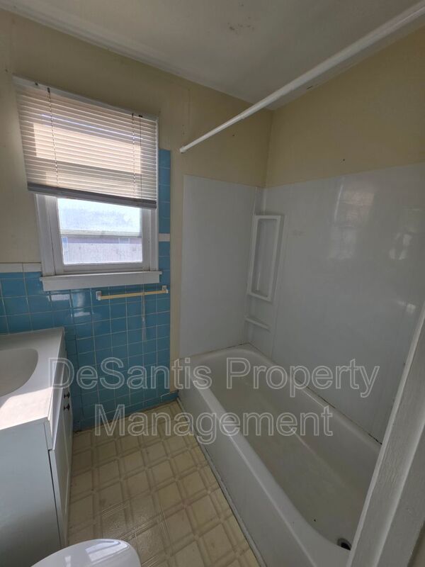1 bed 1 bath upper-floor apartment with a private entrance in Waynesburg, PA property image