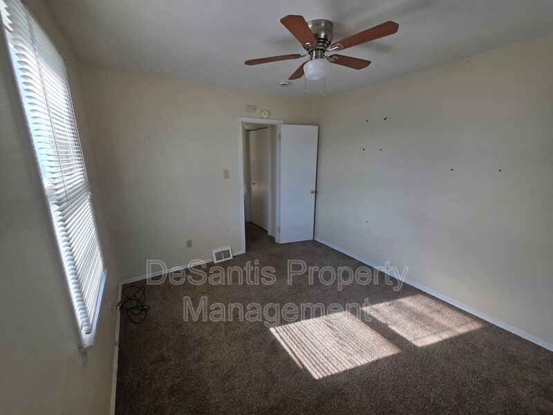 1 bed 1 bath upper-floor apartment with a private entrance in Waynesburg, PA property image
