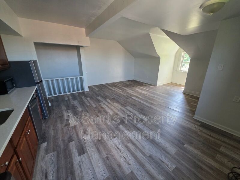 1bed 1 bath - Comfortable top-floor living in the heart of East Liberty. property image