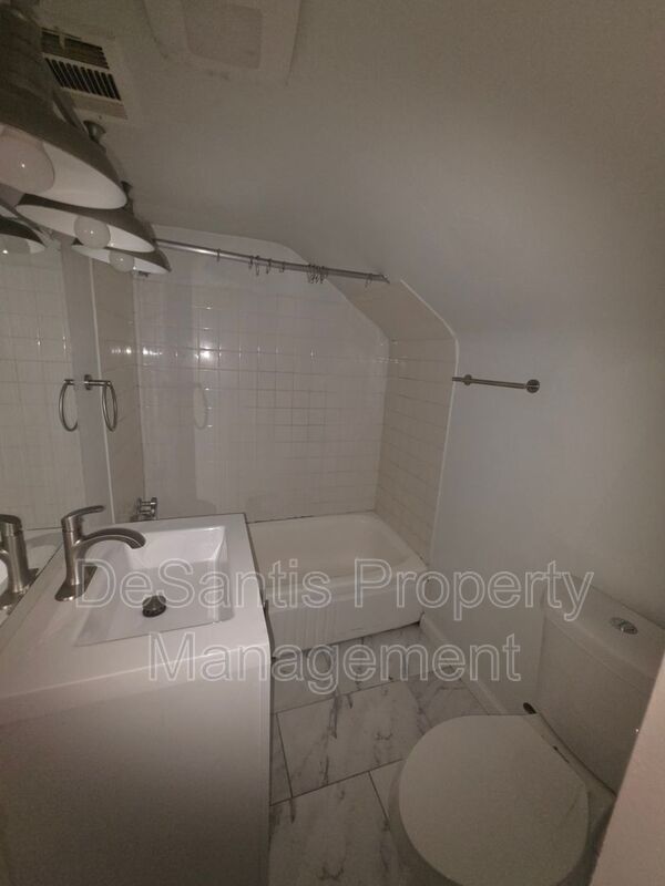 1bed 1 bath - Comfortable top-floor living in the heart of East Liberty. property image