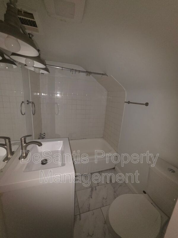 1bed 1 bath - Comfortable top-floor living in the heart of East Liberty. property image