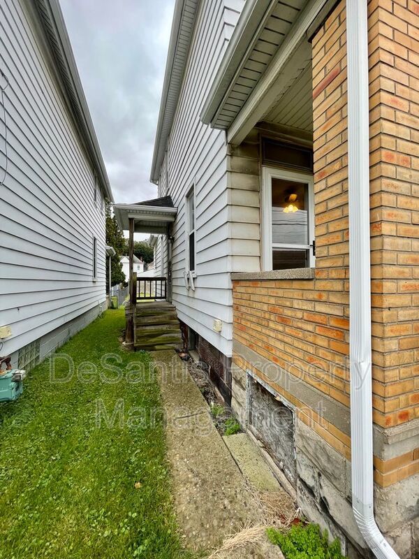 Coraopolis - 2 Bed 1 Bath - Home for Rent property image