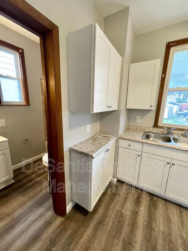 Coraopolis - 2 Bed 1 Bath - Home for Rent property image