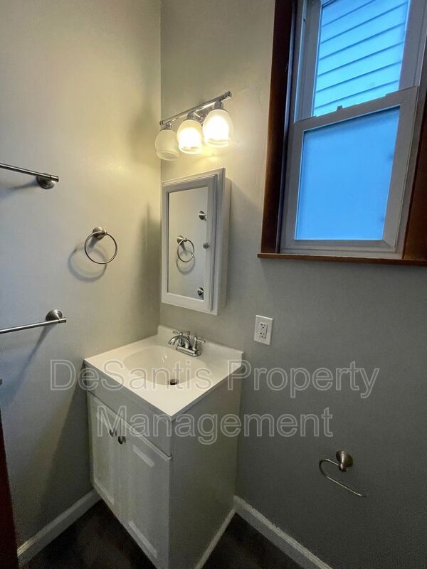 Coraopolis - 2 Bed 1 Bath - Home for Rent property image