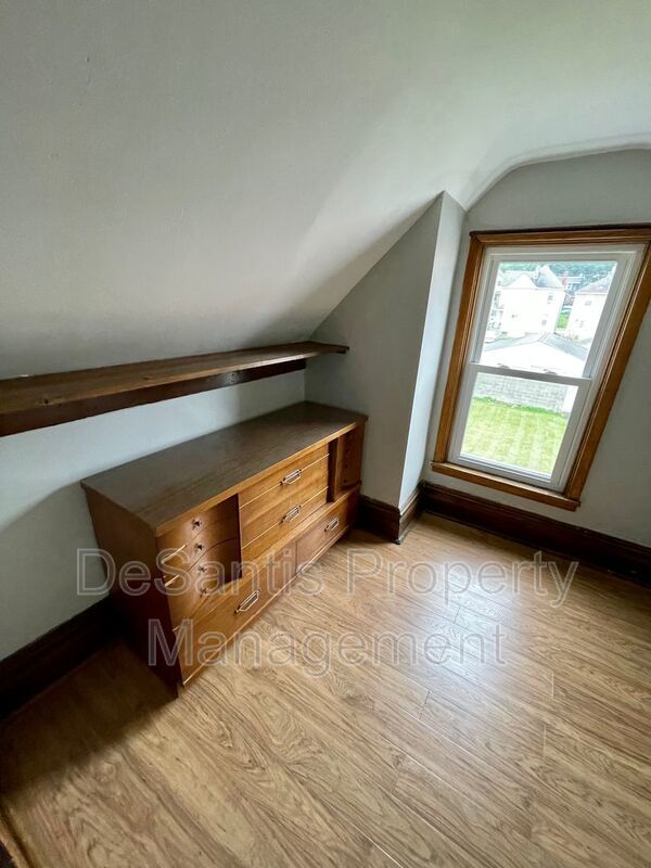 Coraopolis - 2 Bed 1 Bath - Home for Rent property image