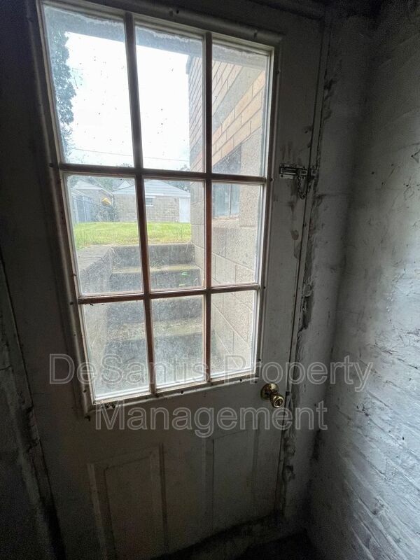 Coraopolis - 2 Bed 1 Bath - Home for Rent property image