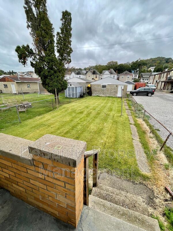 Coraopolis - 2 Bed 1 Bath - Home for Rent property image