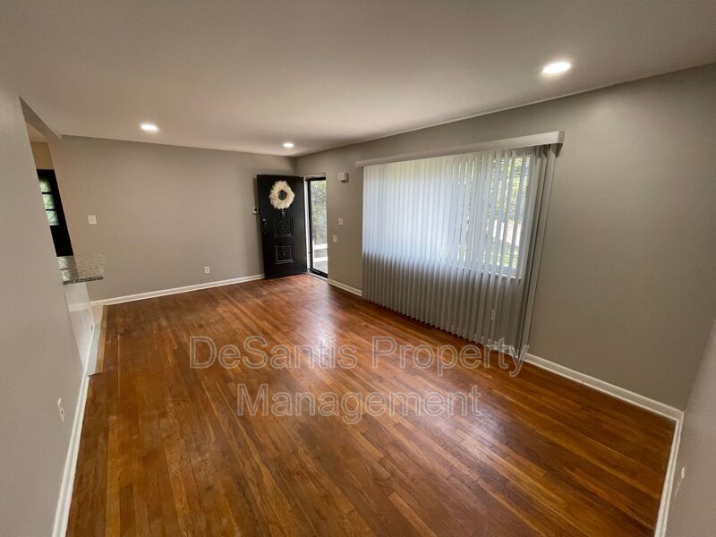 3-bedroom, 1-bath ranch in East Hills property image