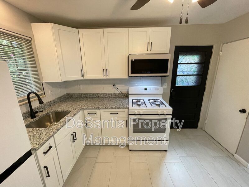 3-bedroom, 1-bath ranch in East Hills property image